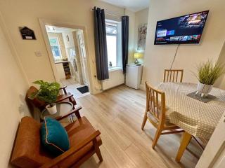 EasyRest House 3 Grantham - 5 Beds & Free Parking - Easy Location - Access to A1, Town Centre & Shops - 4