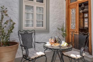 Antoinette Mansion - Hydra - 1