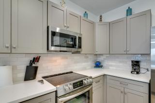 Walk to Gulf Ocean-View Home in Crystal Beach! - Crystal Beach - 2