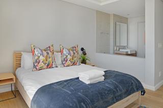 Modern 1-Bed V&A Waterfront Canal & Harbor Views - 2
