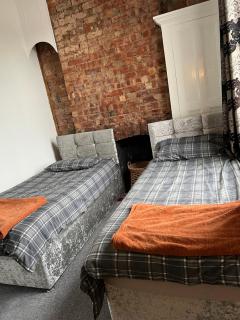 Quigley Buildings - Stylish Entire 2 bed House sleeps 5 Wigan - Private Garden - Free parking - Wifi - Secure garden - Pemberton - 8