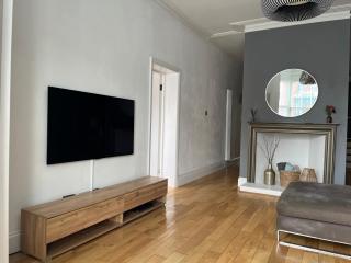 The Clock Tower Apartment - Spacious, Modern, 2 Bed Room Apartment , Southsea with Free parking - sleeps 4 - Portsmouth - 1