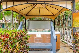 DOWNTOWN Hawaiian Theme Condo with Hot Tub, Pool & Beach - Kona Islander Inn - Kailua-Kona - 7