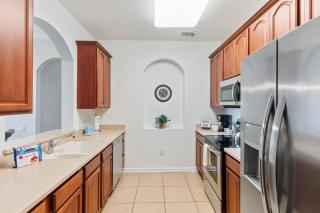 Cozy LAKEVIEW Condo w FREE Resort Access - Orlando - 2