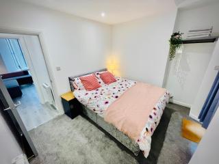 New Modern Apartment With FREE Private Parking - Plymouth - 2