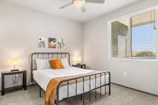 Spacious Westgate CozySuites by stadium with pool 2 - Glendale - 4