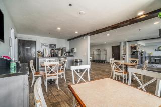 Days Inn & Suites by Wyndham Traverse City - Traverse City - 5