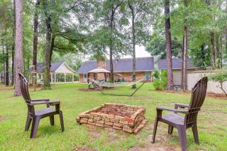 Dog-Friendly Alabama Retreat with Patio and Fire Pit! - Semmes - 0