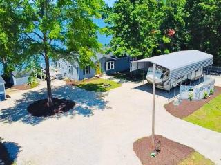 Turtle Town Bungalow on Lake Murray - RV Parking Available - 3