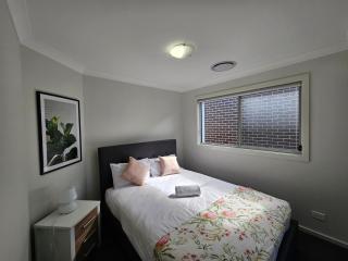 Bardia Quiet & Adorable Modern 5 Br House - Sydney - 2
