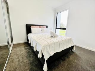 Austral Brand New Modern 4 Br Home - 3