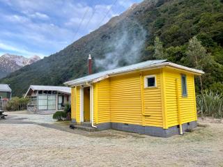 Basic, Super 'Cosy' Cabin in The Middle of National Park and Mountains - Otira - 0
