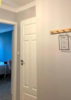 Apartment close to metro, 8 minutes to Centrum and near airport - Warschau - 5