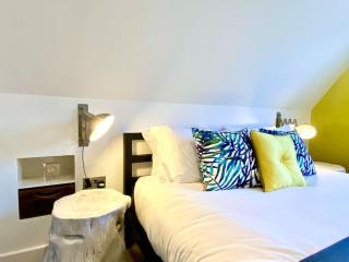 Stunning Little House on Poole Quay - Free Secure Parking & WiFi - in the heart of the Old Town - Great Location - Free Parking - Fast WiFi - Smart TV - Newly decorated - sleeps 2! Close to Poole & Bournemouth & Sandbanks - 4