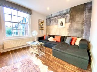 Stunning Little House on Poole Quay - Free Secure Parking & WiFi - in the heart of the Old Town - Great Location - Free Parking - Fast WiFi - Smart TV - Newly decorated - sleeps 2! Close to Poole & Bournemouth & Sandbanks - 1