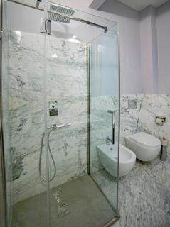 Elegante camera con finiture di lusso appena ristrutturata - 4