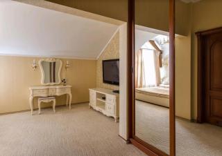 Villa with pool and garden - 9