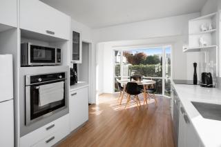 Spacious Quality Apartment, Convenient Location - Christchurch - 3