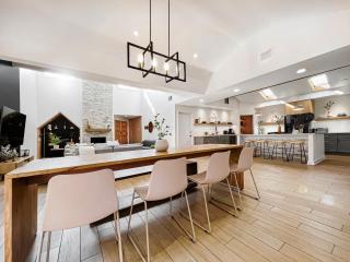 open airy custom designed home - 2kings - sleeps 14 - 3