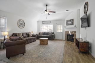 IAH Place: 4 bed, patio-sleeps 8+ - 8