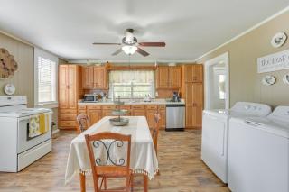 2 Mi to Lake Lineville Farmhouse with Fire Pit - 1