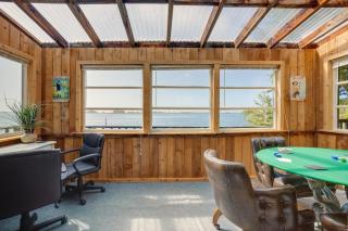 Waterfront Coos Bay Retreat with Kayaks! - 2