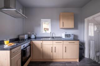 Stunning Home Ideal for comfort by Our Home Short Stays Free parking fast Wi-Fi and plenty of shops and eating options close by - Birstall - 6