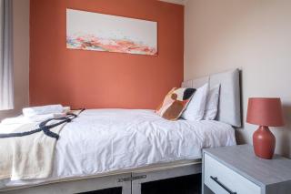 Stunning Home Ideal for comfort by Our Home Short Stays Free parking fast Wi-Fi and plenty of shops and eating options close by - 1