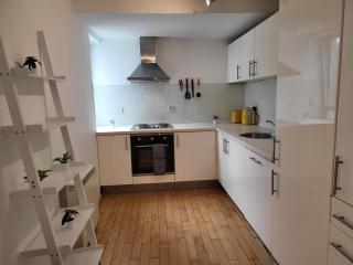 Luxury 2 Bed Apt On River, WiFi, Parking, Garden - 1