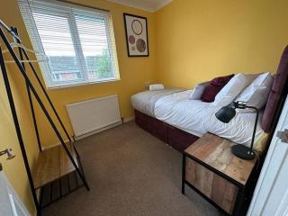 Tennyson House - Cul De Sac 3 Bedroom House for Families, Business Travellers, Contractors, Free Parking & Wifi, Nice Garden, fully furnished - 6