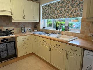 Tennyson House - Cul De Sac 3 Bedroom House for Families, Business Travellers, Contractors, Free Parking & Wifi, Nice Garden - Royal Wootton Bassett - 5