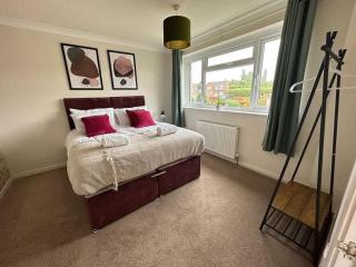 Tennyson House - Cul De Sac 3 Bedroom House for Families, Business Travellers, Contractors, Free Parking & Wifi, Nice Garden, fully furnished - 3