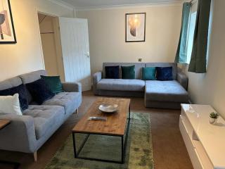 Tennyson House - Cul De Sac 3 Bedroom House for Families, Business Travellers, Contractors, Free Parking & Wifi, Nice Garden - Royal Wootton Bassett - 1