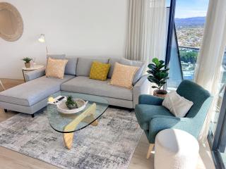 Oracle 28th floor Tower 2 Ocean views! - GC Getaways - 1