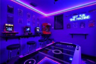 Hot tub- 80's Arcade- Pool table- Historic Downtown- 7 car parking - St. Augustine - 1