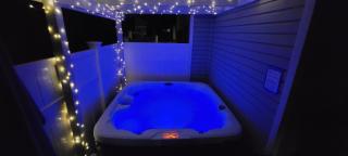 Hot tub- 80's Arcade- Pool table- Historic Downtown- 7 car parking - 6