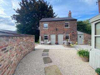 Grooms Cottage by Sheriff Hutton Castle near York - 0
