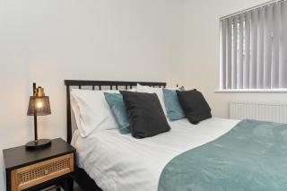 Beautiful 3 Bed Apartment In Bonchurch - Nr Ventnor - Large Outside Terrace & Parking - Dog Friendly - The Perfect Choice For Couples, Friends, Families - 5 Mins To Beach - Ventnor - 1