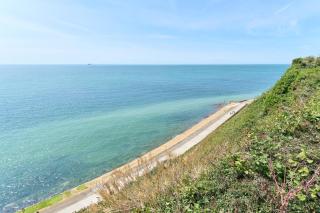 Beautiful 3 Bed Apartment In Bonchurch - Nr Ventnor - Large Outside Terrace & Parking - Dog Friendly - The Perfect Choice For Couples, Friends, Families - 5 Mins To Beach - Ventnor - 5