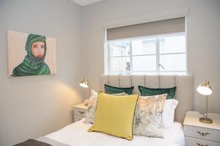 Royal Pearl, Insta-worthy APT - 5