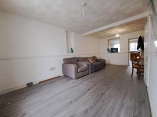 Cheerful 2 bed house free parking nearby park - 0