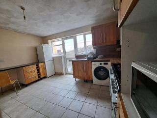 Cheerful 2 bed house free parking nearby park - 4