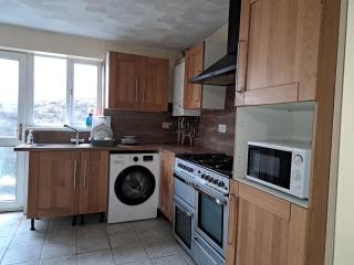 Cheerful 2 bed house free parking nearby park - 1