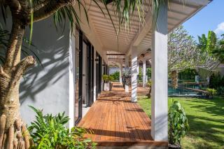 Elegant Living, Secure Swimming! 4BR Modern Villa - Uluwatu - 3