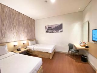 Hotel 88 Embong Malang Tunjungan Surabaya by WH - Breakfast with The Best View on The Highest Floor and Strategic Location in The City Center - Surabaya - 7