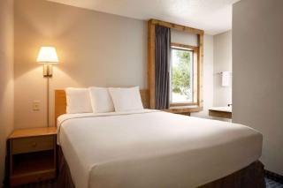Travelodge by Wyndham Edgemont - 4