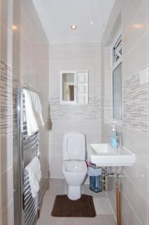 Evergreen Apartments- Flat 1, London - 6
