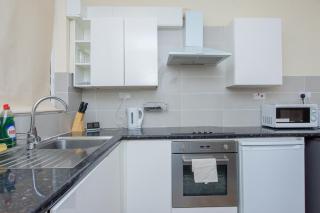 Evergreen Apartments- Flat 1, London - 5