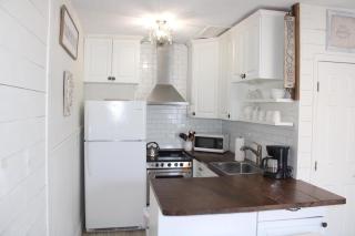 Cozy Beachside Cottage Studio - 2