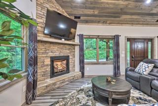 Sprawling Blowing Rock Escape with Theater and Hot Tub - Blowing Rock - 3